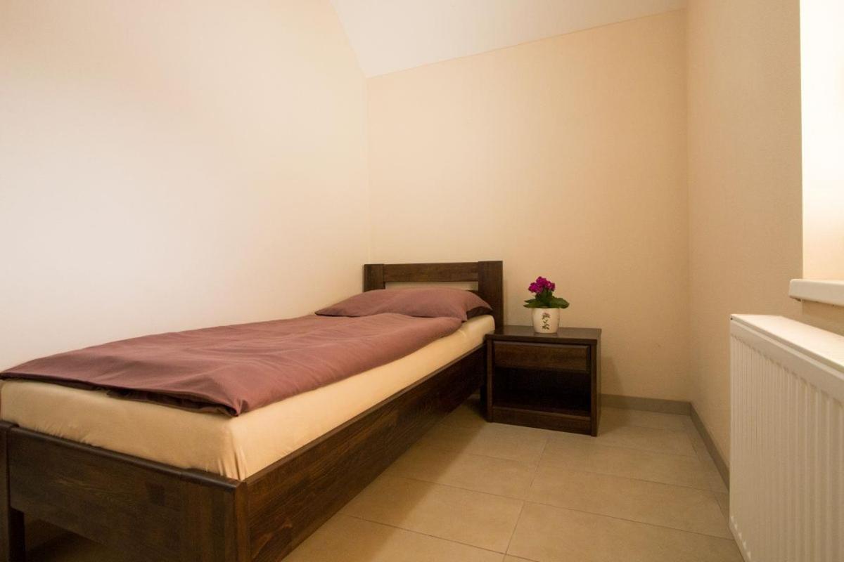Reštaurácia-penzión ALTANA Ludanice Esterno foto