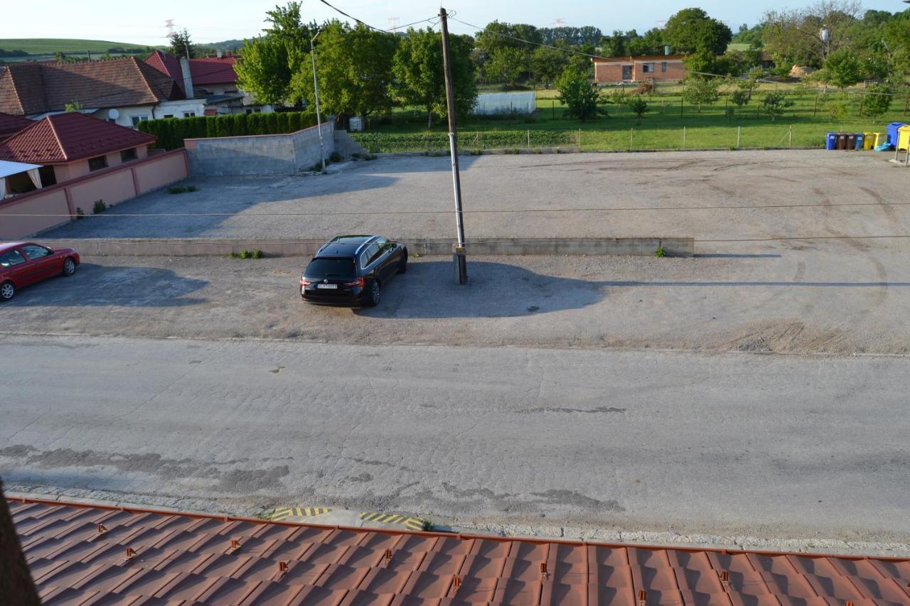 Reštaurácia-penzión ALTANA Ludanice Esterno foto