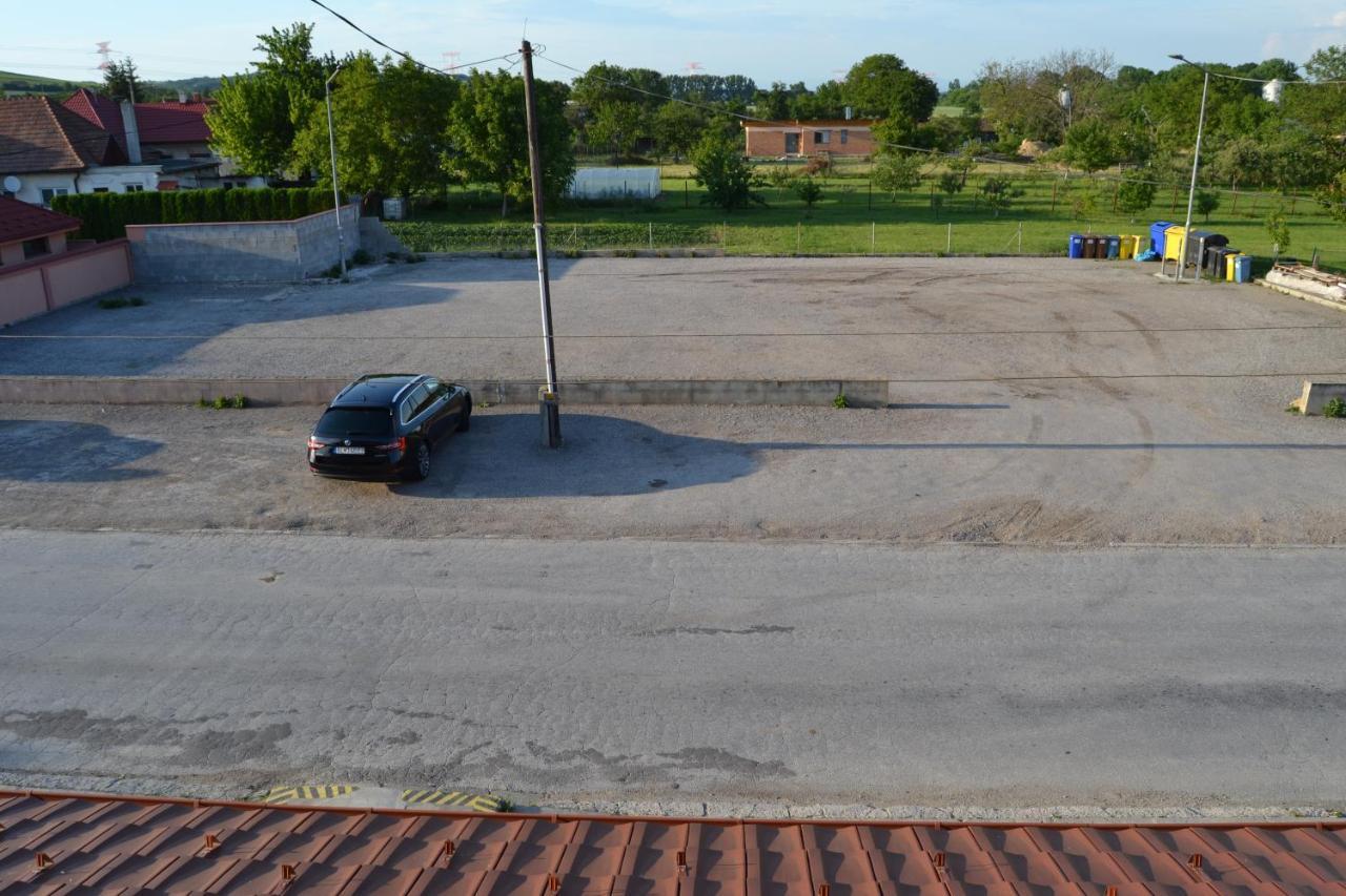 Reštaurácia-penzión ALTANA Ludanice Esterno foto