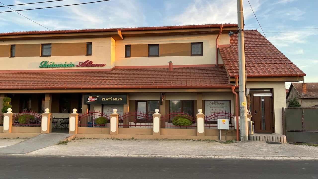 Reštaurácia-penzión ALTANA Ludanice Esterno foto