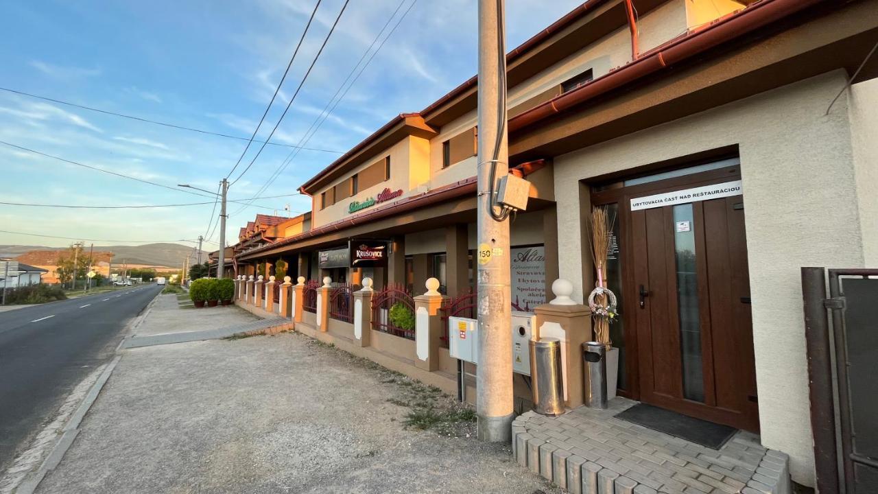 Reštaurácia-penzión ALTANA Ludanice Esterno foto