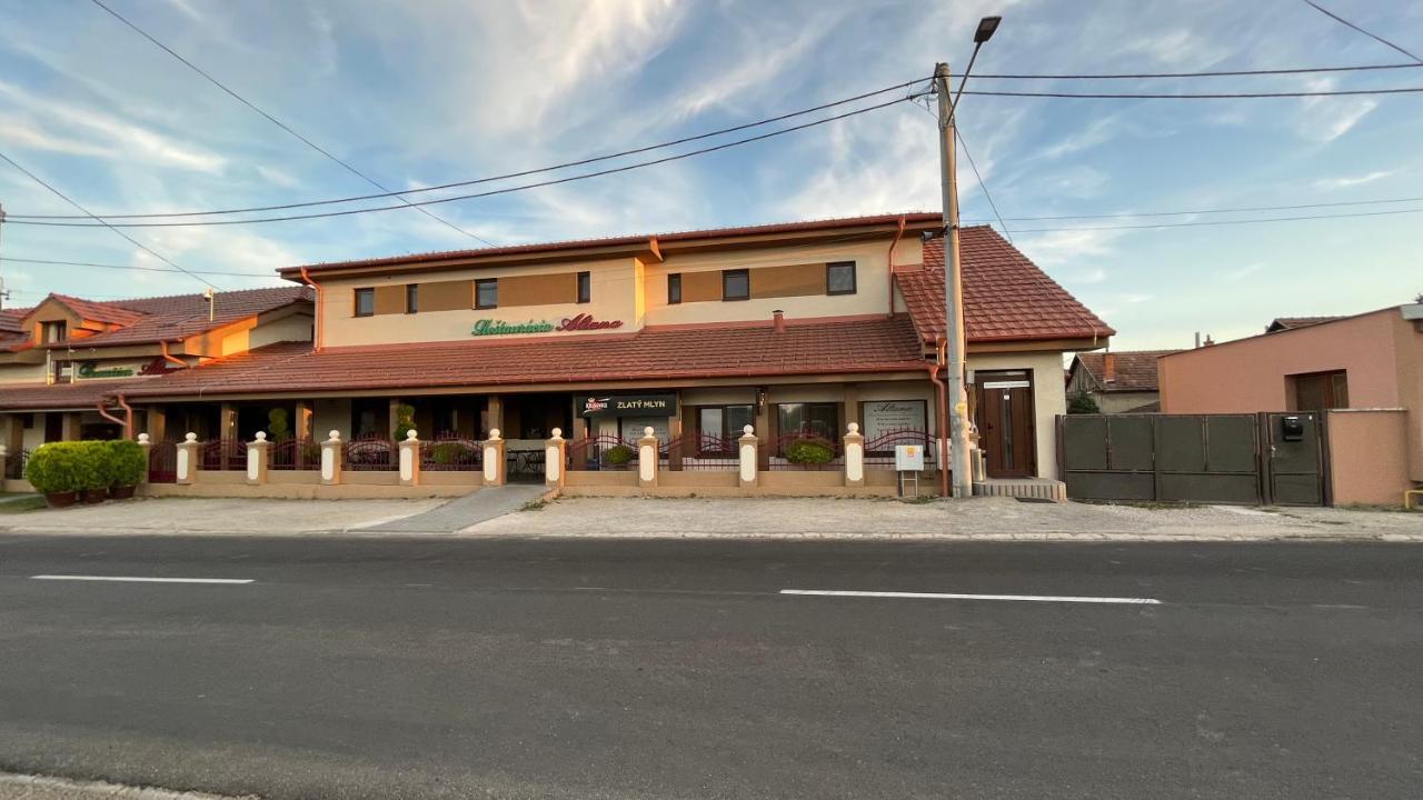 Reštaurácia-penzión ALTANA Ludanice Esterno foto