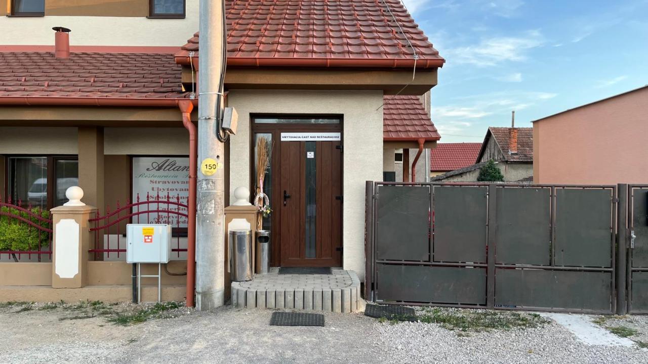Reštaurácia-penzión ALTANA Ludanice Esterno foto