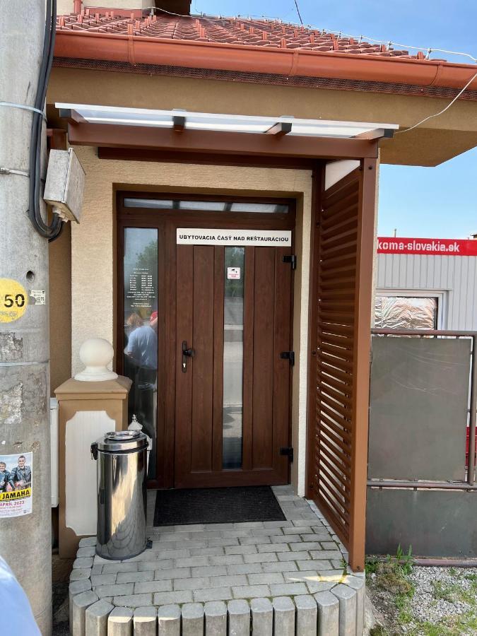 Reštaurácia-penzión ALTANA Ludanice Esterno foto